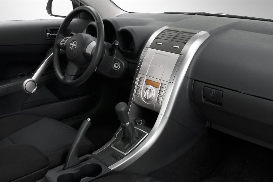 Интерьер Scion tC 2008 года  (фото 3 из 21)